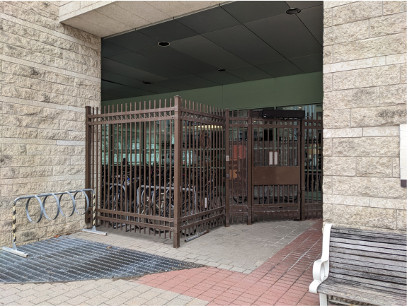 Parc à vélos avec supports à l’intérieur d’une clôture