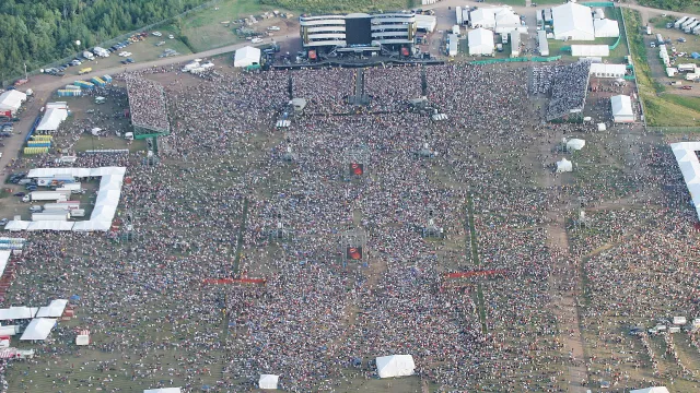A bird-eye view of more than 80,000 fans waiting for the Rolling Stones at the Magnetic Hill concert site