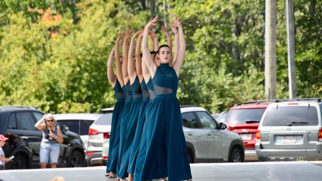 Outdroor dance performance 