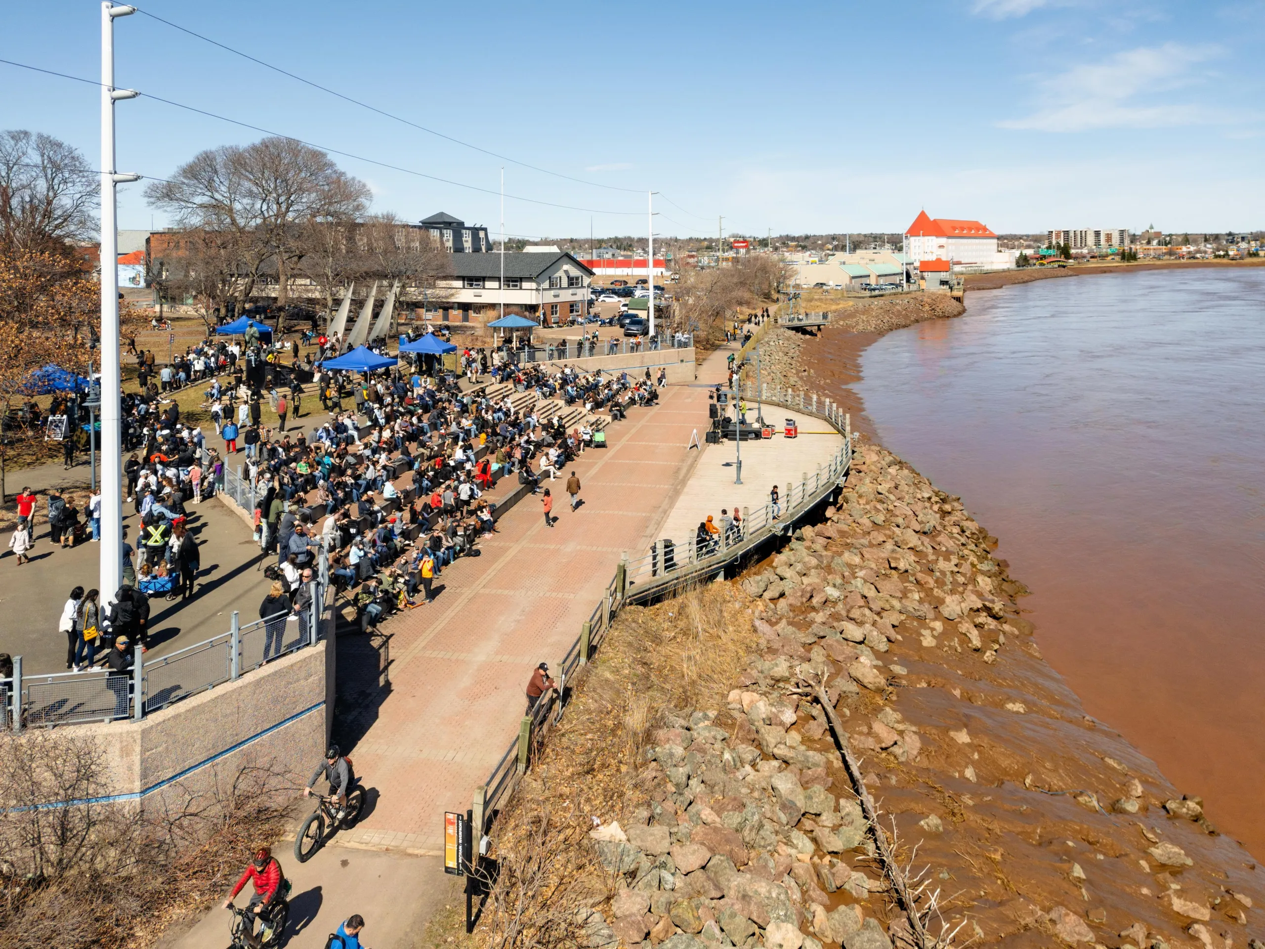 Crowd watching the tidal bore at Bore Park